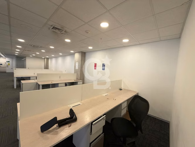 Oficina amplia habilitada con puestos de trabajo