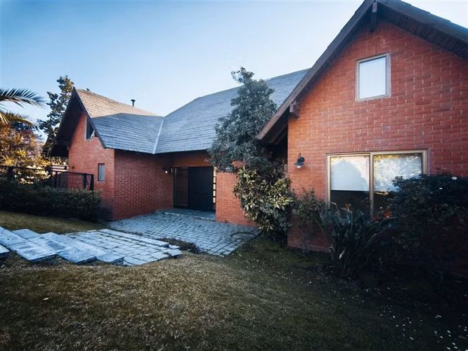 1% de comisión Casa venta 6 dormitorios 4 baños Peñalolén - Imagen 2