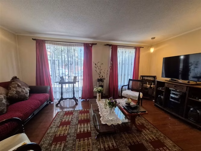 Casa en venta de 5 dorm. y 4 baños en La Florida