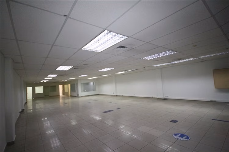 Local Comercial con acceso peatonal frente a Plaza de Maipú