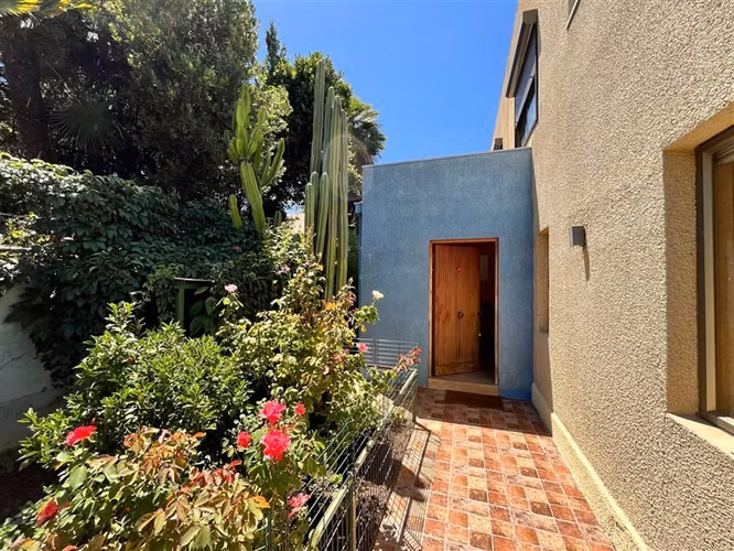Casa en venta de 6 dorm.4 baños + 4 estac. en La Reina