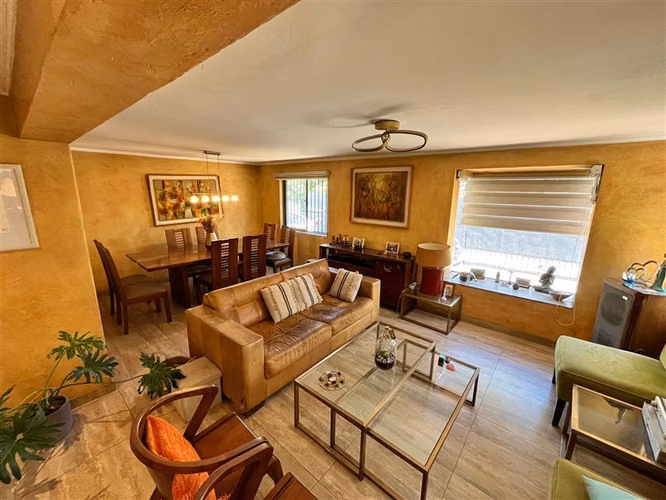 Casa en venta de 6 dorm.4 baños + 4 estac. en La Reina