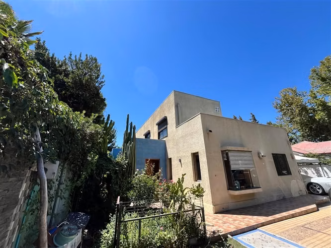 Casa en venta de 6 dorm.4 baños + 4 estac. en La Reina