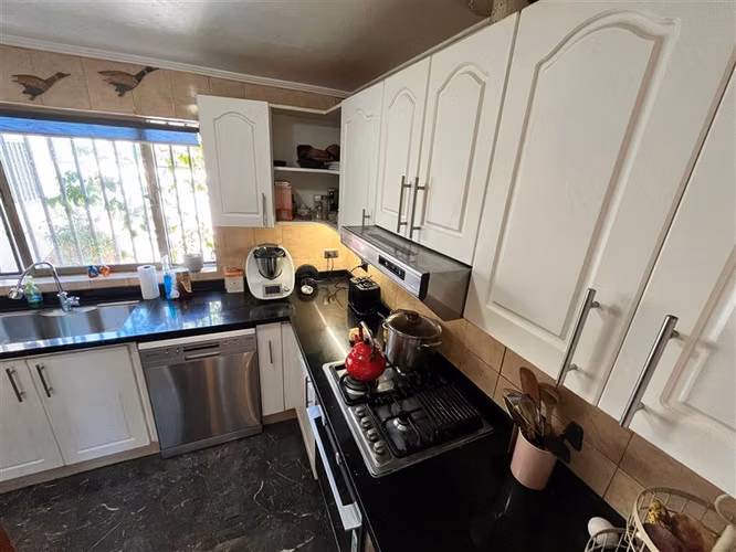 Casa en venta de 6 dorm.4 baños + 4 estac. en La Reina