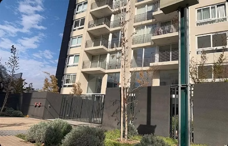 Se vende departamento en condominio en La Florida (2D-2B)