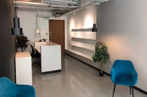 Espacio con mobiliario moderno incluye 6 estacionamientos