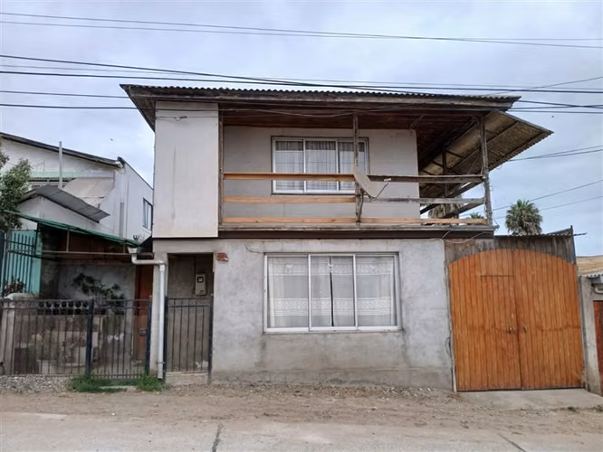 Se Vende Casa con Amplio Terreno en San Juan Coquimbo 4D/1B