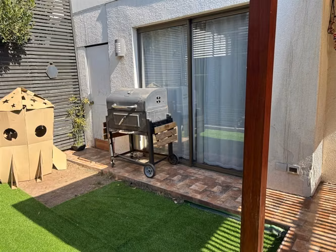 Casa en venta 4 dorm en Huechuraba dentro de condominio