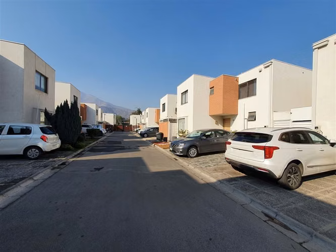 Casa en venta 4 dorm en Huechuraba dentro de condominio