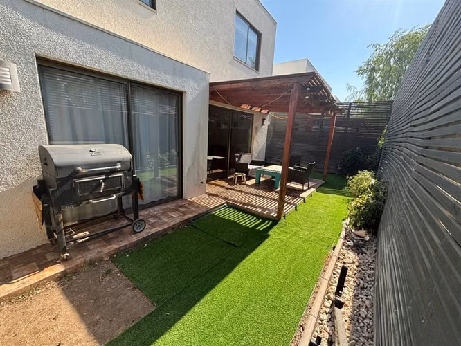 Casa en venta 4 dorm en Huechuraba dentro de condominio