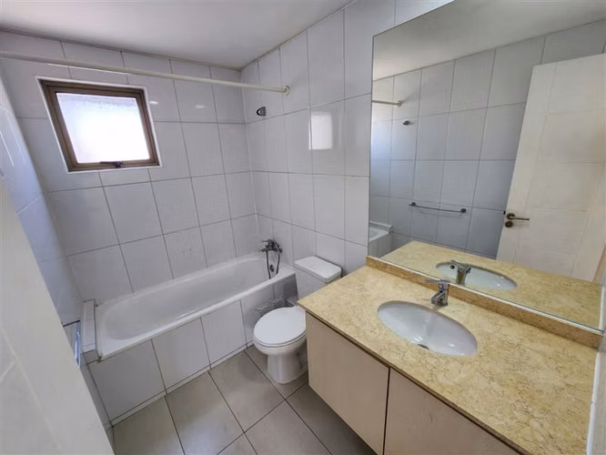 Casa en venta 4 dorm en Huechuraba dentro de condominio