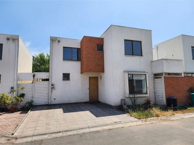 Casa en venta 4 dorm en Huechuraba dentro de condominio