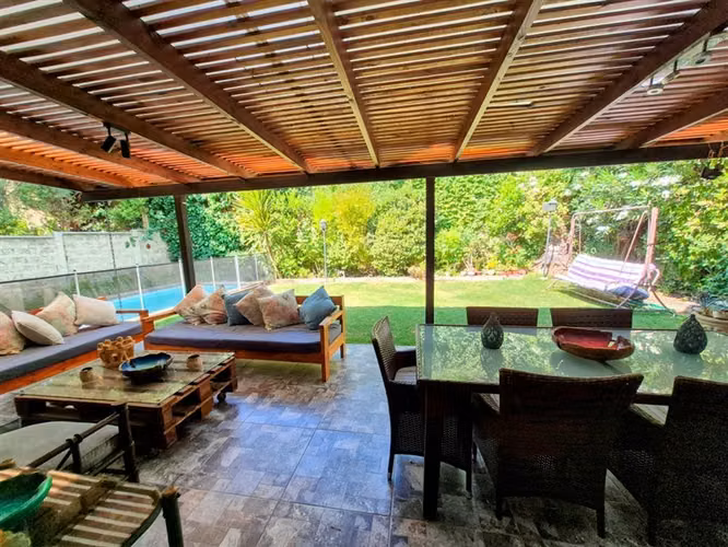Casa en venta de 5 dorm. San Carlos de Apoquindo, Las Condes