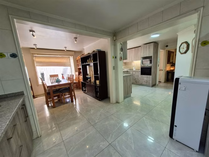 Casa en venta de 5 dorm. San Carlos de Apoquindo, Las Condes