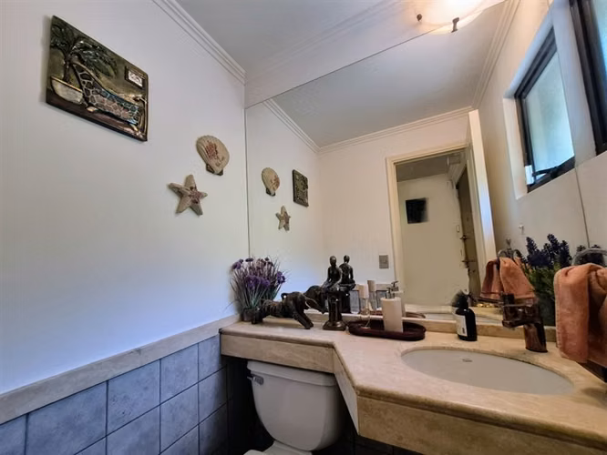 Casa en venta de 5 dorm. San Carlos de Apoquindo, Las Condes