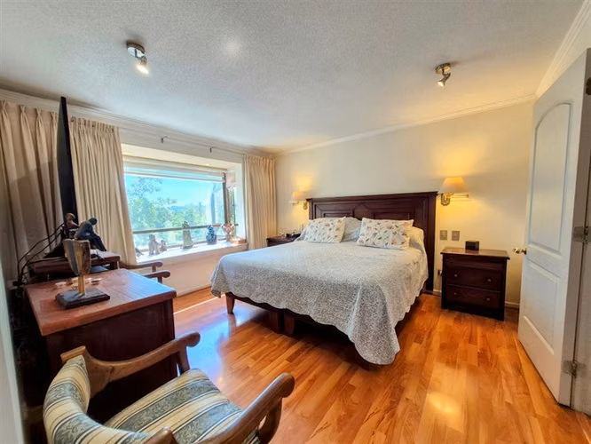 Casa en venta de 5 dorm. San Carlos de Apoquindo, Las Condes