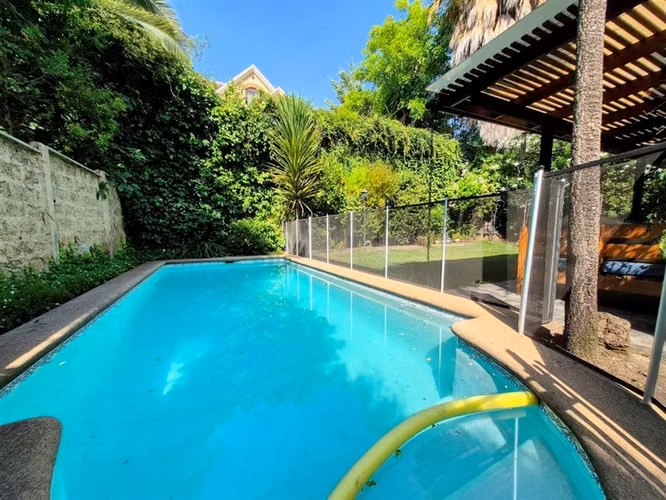 Casa en venta de 5 dorm. San Carlos de Apoquindo, Las Condes