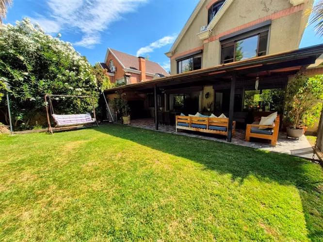 Casa en venta de 5 dorm. San Carlos de Apoquindo, Las Condes