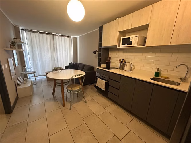 Arriendo depto de 1 dorm. con estacionamiento en Stgo centro