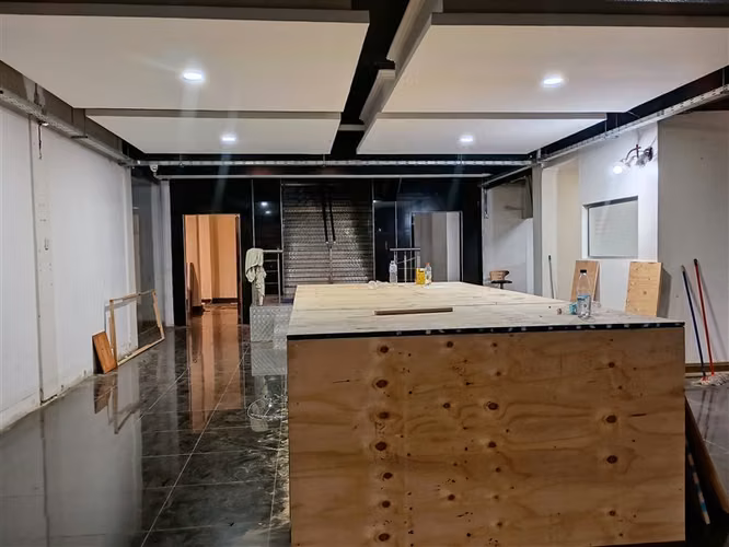 OPORTUNIDAD! Venta amplio local comercial en Santiago centro