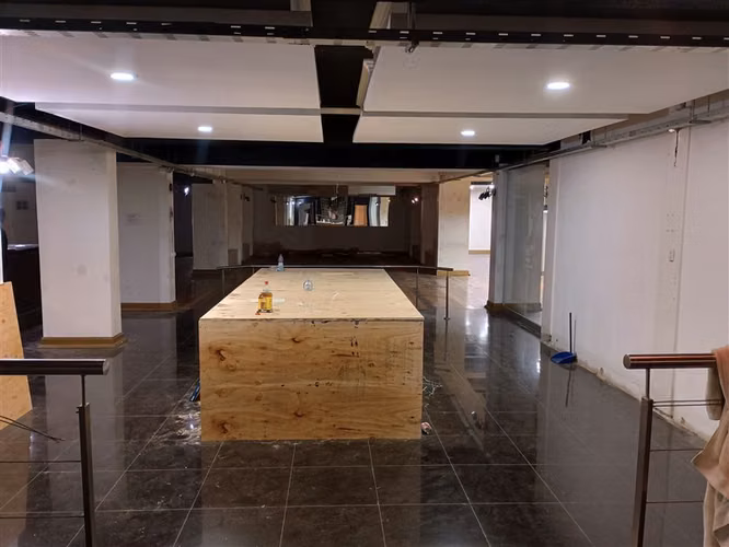 OPORTUNIDAD! Venta amplio local comercial en Santiago centro