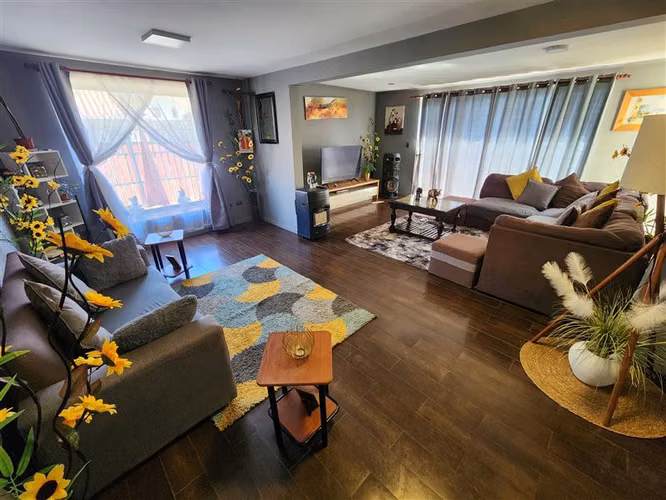 Casa en venta de 5 dorm. en Tiltil Ampliada y Remodelada !!!