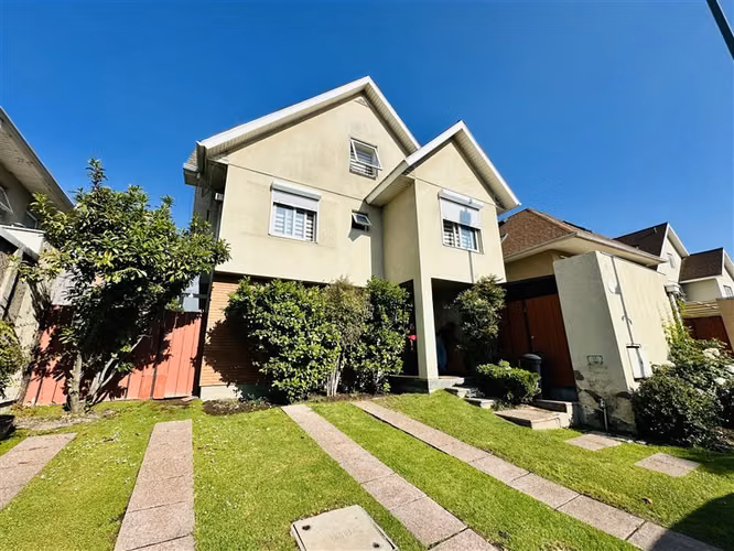 Casa en venta de 4 dorm. con piscina y quincho.