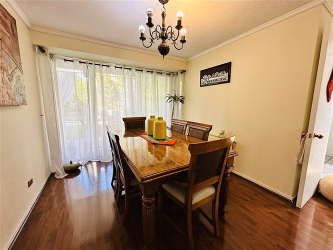 Casa en venta de 4 dorm. con piscina y quincho.
