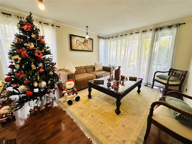 Casa en venta de 4 dorm. con piscina y quincho.