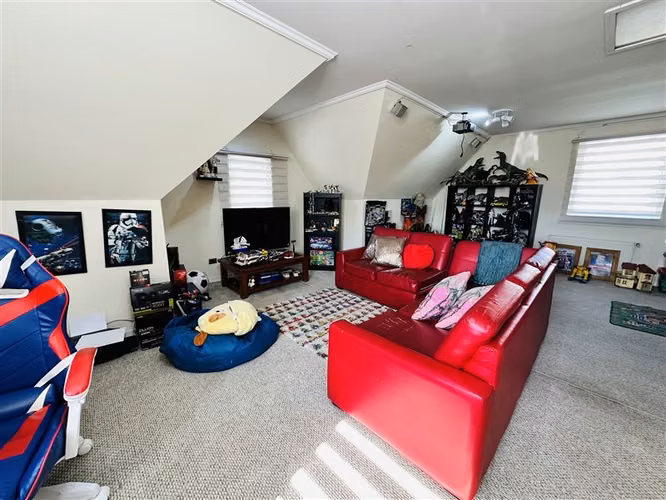 Casa en venta de 4 dorm. con piscina y quincho.