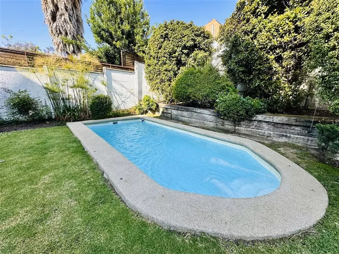 Casa en venta de 4 dorm. con piscina y quincho.
