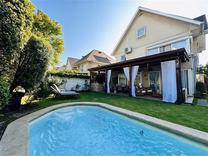 Casa en venta de 4 dorm. con piscina y quincho.
