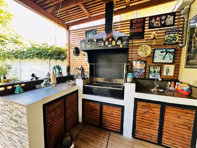 Casa en venta de 4 dorm. con piscina y quincho.