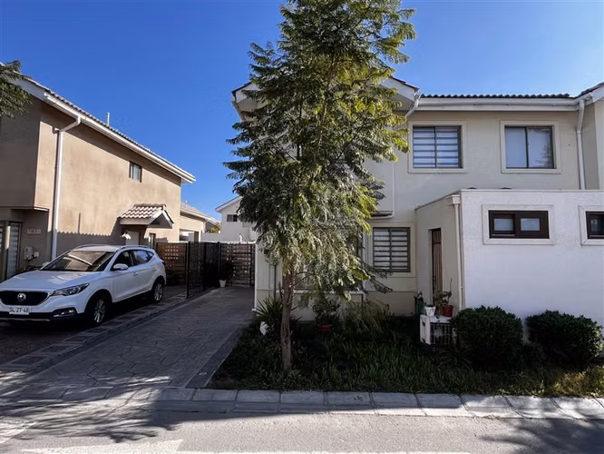 Casa en venta de 3 dorm.3 baños en Padre Hurtado
