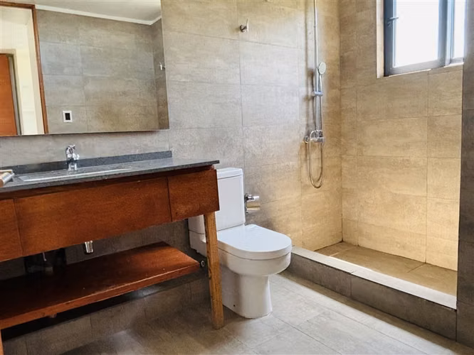 Casa en venta de 5 dorm. en Colina
