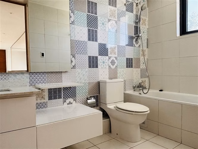 Casa en arriendo de 5 dorm. en Colina