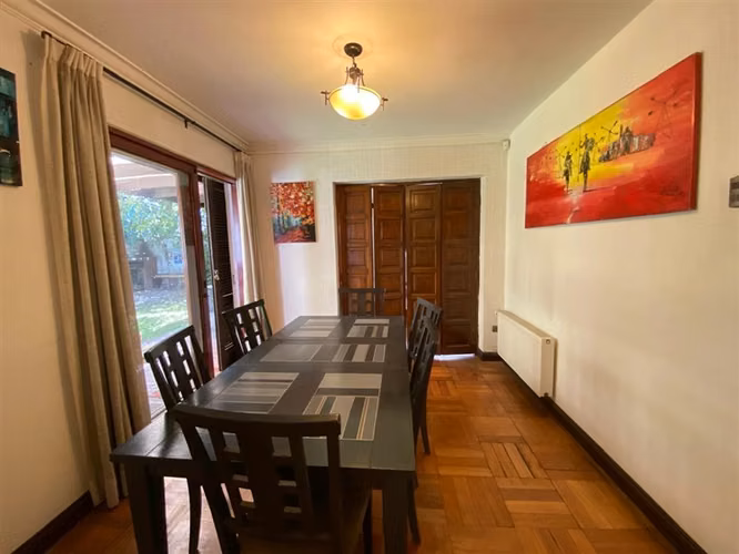 Venta Casa Las Condes, 4 Dormitorios, amplio Jardín.
