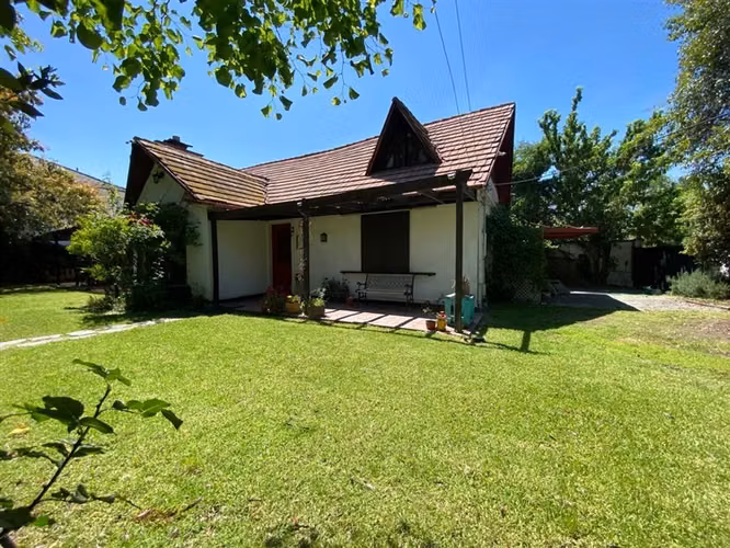 Venta Casa Las Condes, 4 Dormitorios, amplio Jardín.