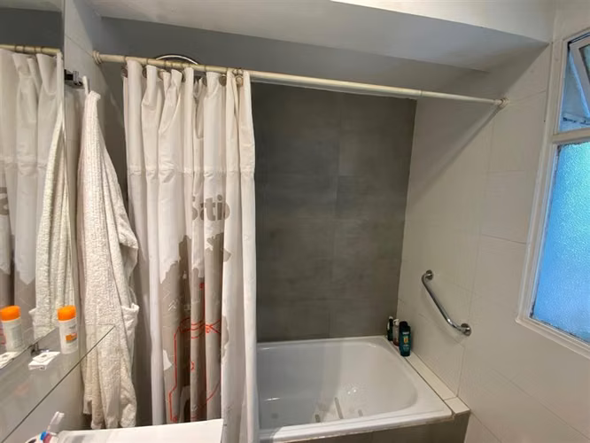 Venta Casa Las Condes, 4 Dormitorios, amplio Jardín.