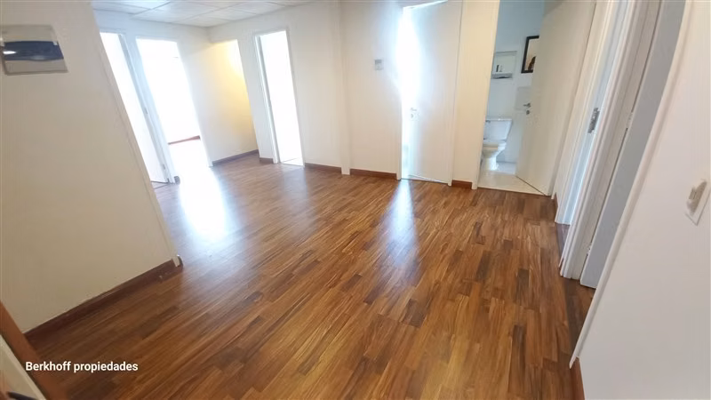 Oficina en venta en Lo Barnechea, 4 privados, 3 baños