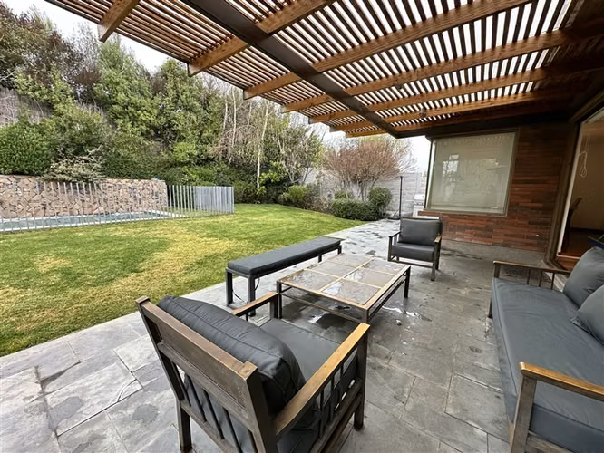 Casa en venta de 5 dorm. en condominio Las Pircas