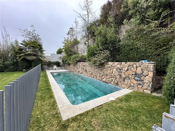 Casa en venta de 5 dorm. en condominio Las Pircas