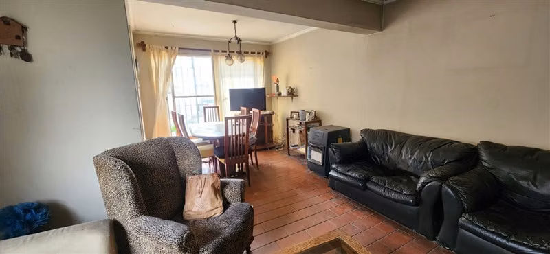 Venta, casa en pasaje cerrado, Metro Fernando Castillo V.