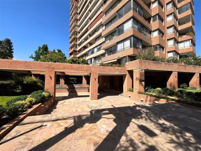 Departamento 4 dorm. 3 bn y 2 estac. en Las Condes