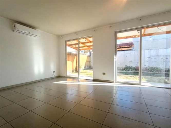 Oportunidad! Casa en venta en Chicauma 3 dorm. con piscina