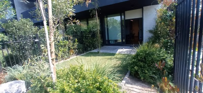 Departamento en venta de 1 dorm.1B jardin privado Vitacura
