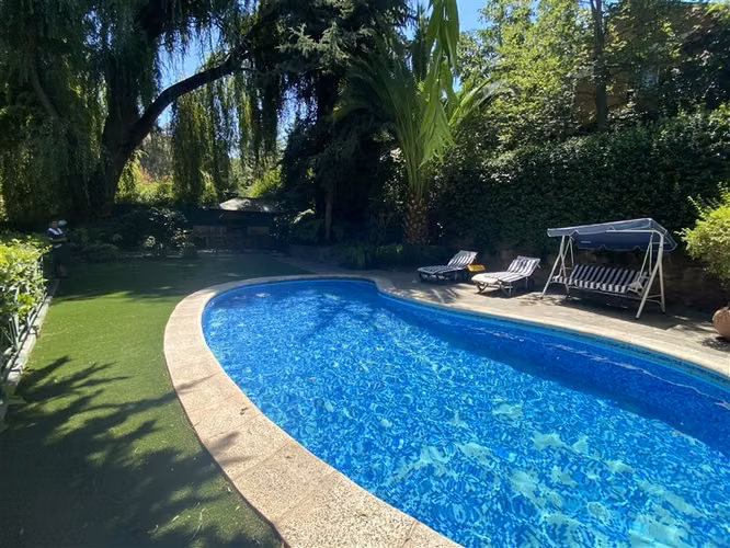 Lo Barnechea, casa georgian, amplios jardines y naturaleza