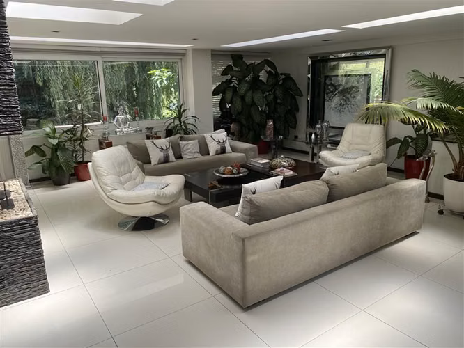Lo Barnechea, casa georgian, amplios jardines y naturaleza