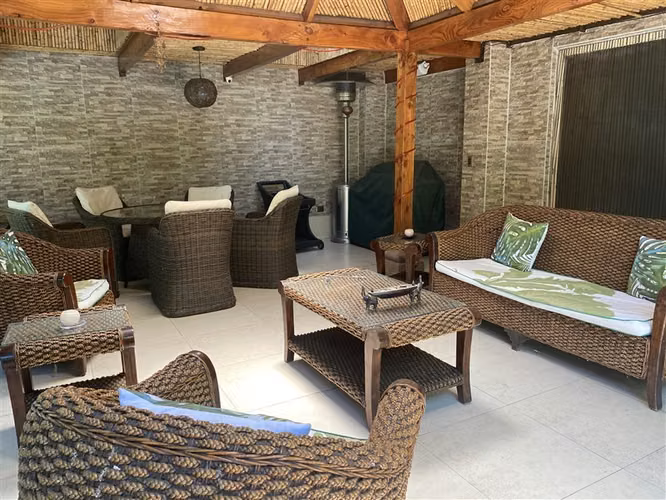 Lo Barnechea, casa georgian, amplios jardines y naturaleza
