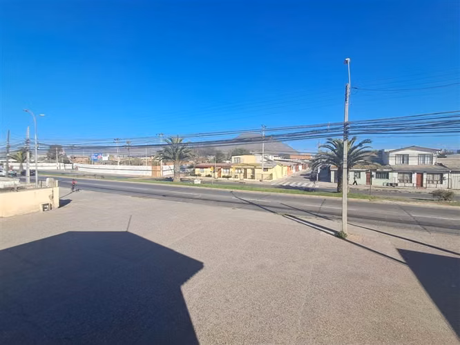 Ampli superficie con Local Comercial en venta en La Serena.